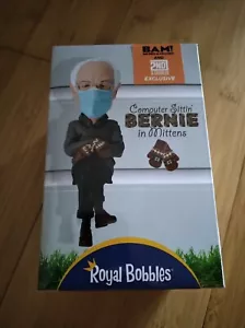Royal Bobbles Computer Sittin' Bernie Sanders in Mittens LE Exclusivo Bobblehead - Imagen 1 de 7