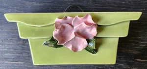 VINTAGE KERAMIK BLUMEN WAND TASCHENVASE MIT ROSE BLUMEN AKZENT - 8" x 3" - Bild 1 von 12