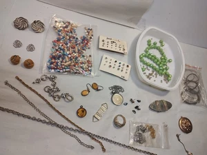 Verschiedene Schmuck Bastel Konvolut Perlen Ohrringe Kette Pins und mehr - Bild 1 von 7