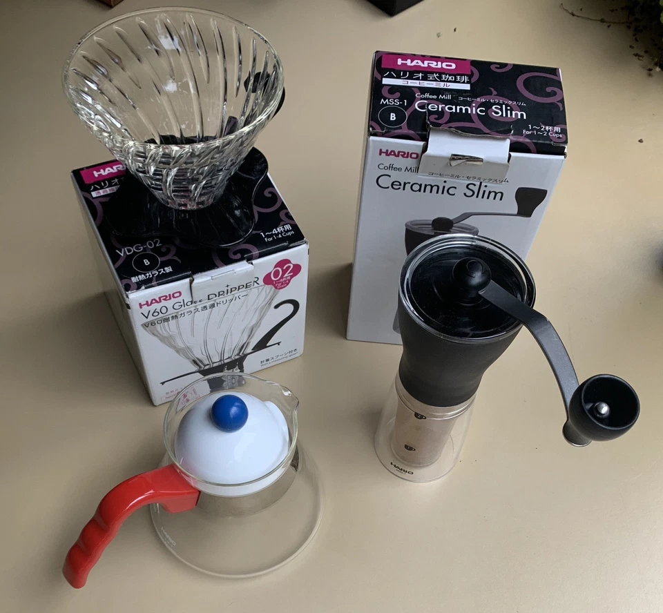 Paquete de cafetera verter Hario V60 - cafetera, jarra y molinillo Foto 1 de 4