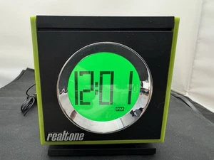 Radio reloj kitsch alarma AM/FM retro Realtone, verde lima 4”x4” funciona muy bien - Imagen 1 de 12