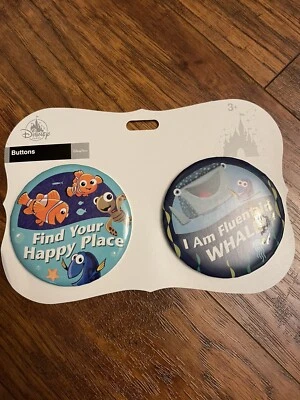 Conjunto de 2 botões pacote Disney Parks Finding Nemo, Dory Nemo Whale. - Imagem 1 de 3