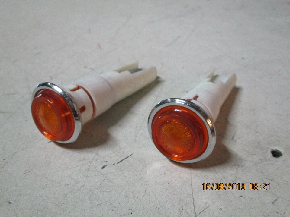 COPPIA FANALINI FRECCE LATERALI FIAT 124 SPIDER - DINO SPIDER - FERRARI - NUOVE - Immagine 1 di 1