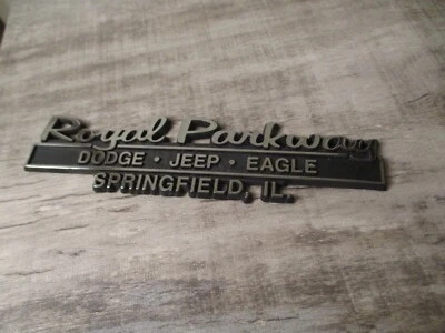 Royal Parkway Dodge Jeep Eagle concesionario concesionario maletero emblema Springfield, IL. Foto 1 de 4