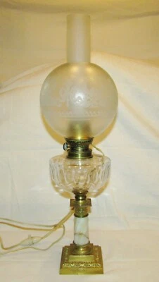 LAMPE A PETROLE ANCIENNE BRONZE DORE RESTAURATION GLOBE ELECTRIFIE 19ème siècle  - Photo 1/4