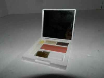 Clinique Blush Eye Compact Retro Set 20 06 Neutral Territory Duo 06 Fig Brush - Image 1 of 4