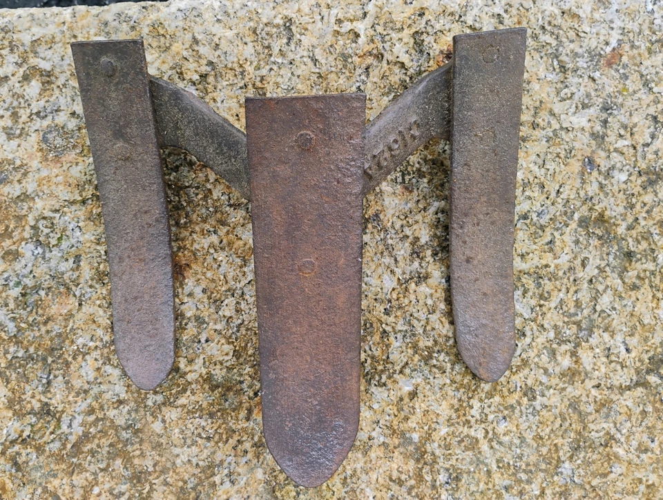 Antiga cabeça de ferramenta de jardim fazenda ancinho garra enxada cultivador 3 dentes C162A - Imagem 1 de 3