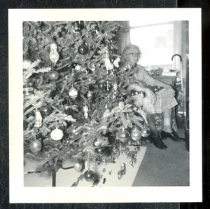 Foto de Navidad vintage GRANMA SE ASOMA DESDE DETRÁS ÁRBOL DE NAVIDAD 1963 - Imagen 1 de 2