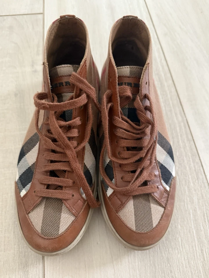 Zapatillas altas de cuero con patrón de cuadros Burberry talla 6 para mujer Foto 1 de 4