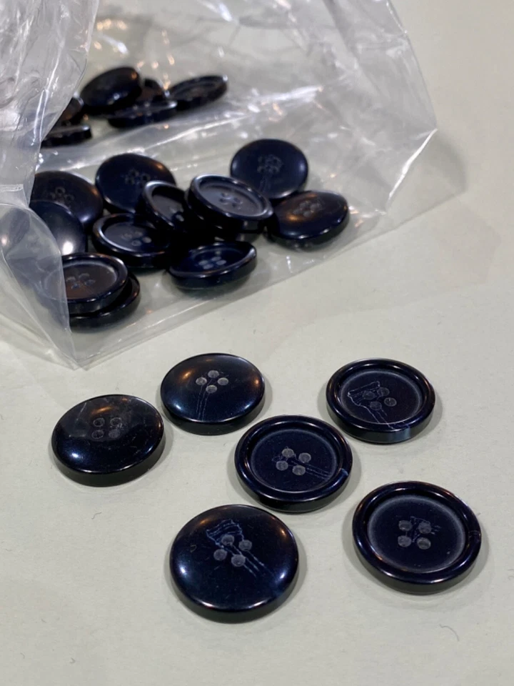 Real Horn Suiting Buttons - Dark Horn - 2cm diameter/32 Ligne Pack of 40 - Image 1 of 1