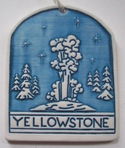 Yellowstone Geysir zwischen 2 Kiefern Tür zur neuen Welt MUIR Weihnachtsschmuck - Bild 1 von 3