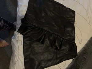 ZARA Skort Faux leather with ruffle Women XS Black Shorts Skirt VGC - Picture 1 of 4