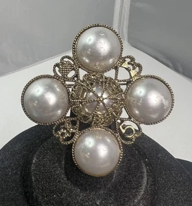 Hermoso Broche Prendedor y Colgante Cruz Maltesa Cabina Perla Filigrana Tono Dorado - Imagen 1 de 3