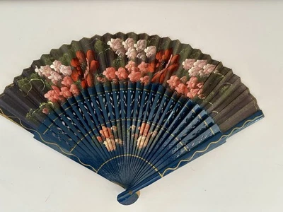 RARO* Abanico de Mano de Madera Español Vintage Pintado a Mano Un Lado Azul Floral Usado en Excelente Condición Foto 1 de 4