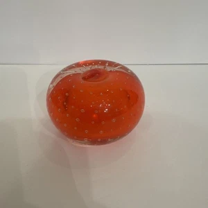 Mela vintage in vetro soffiato con bolle intenzionali 2” x 3” - Foto 1 di 3