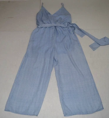 Macacão Romper Tamanho M Sienna Sky Periwinkle Azul Branco Listrado em Camadas - Imagem 1 de 4