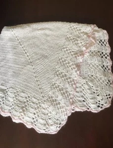 "Manta de bebé de ganchillo hecha a mano para niña blanca rosa tejido suave 38x40"" cochecito de cuna" - Imagen 1 de 20