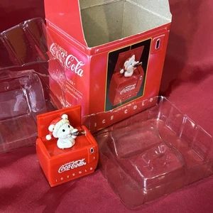 Adorno limitado emergente vintage Enesco Coca-Cola 1993 Cool Yule en caja - Imagen 1 de 10