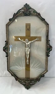 Antico Crocifisso di Gesù Cristo convesso in vetro Ormolu con cornice in ottone 11x20" - Foto 1 di 24