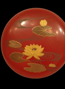 Caja de recuerdo de té baratija lacada roja Japón ocupado hojas de flor de loto 5,5" D - Imagen 1 de 5