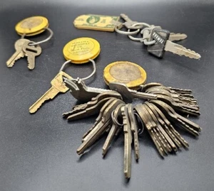 Vintage Menge 35 Schlüssel und 4 Schlüsselanhänger - Bild 1 von 4