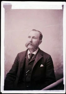 LATE 1800s EARLY 1900s GLASS NEGATIVE,  GENTLEMAN, CRACKED GLASS BUT GOOD - Picture 1 of 2