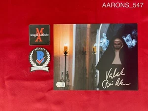 Foto firmada de Bonnie Aarons la monja 8x10 Valak The Conjuring Beckett Certificado de Autenticidad - Imagen 1 de 6