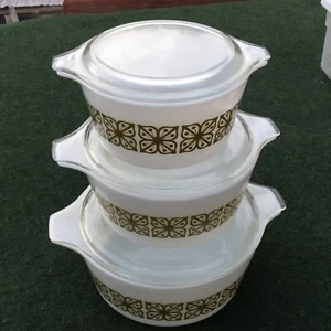 Vintage Pyrex Autumn Verde Green Stackable Bowls With Clear Glass Lids Set of 3 - Picture 1 of 17