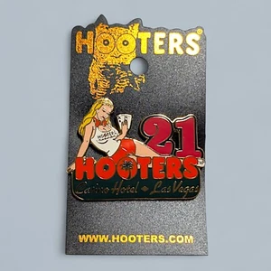 Hooters Pin 2004 Las Vegas Casino Blackjack 21 Girl Holding Cards - Picture 1 of 2