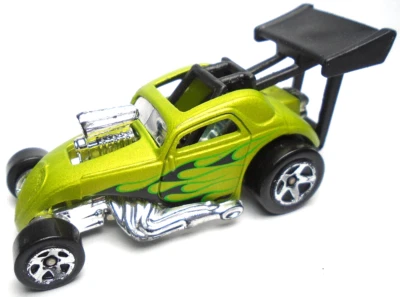 2022 HOT WHEELS FIAT 500 C GREEN 1:64 DIECAST 2 7/8" RACE CAR WITH BLACK FLAMES - Image 1 of 4