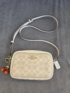 Bolso para cámara COACH Mini Jamie para mujer en lona exclusiva, caqui claro, tiza - Imagen 1 de 14