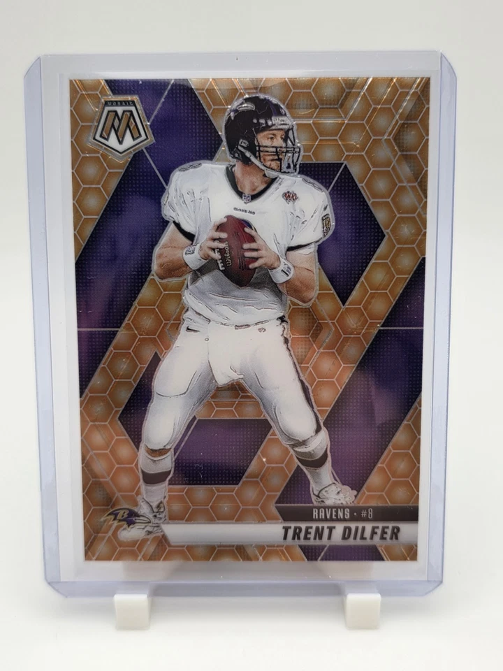 Mosaico Panini 2025 - Trent Dilfer #98 Honeycomb SSP Case Hit Foto 1 de 2