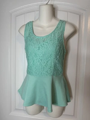 Blusa peplum sem mangas Charlotte Russe com renda verde média  - Imagem 1 de 4