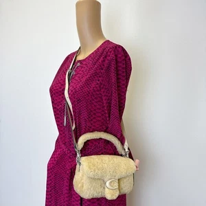 Coach CC444 Pillow Tabby Schultertasche 18 Zoll Lammfell in Creme - Bild 1 von 8