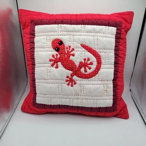 Almohada acolchada hecha a mano Mekong (falsa) gecko rojo - Imagen 1 de 4