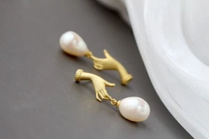 B06 Earrings Hand With White Freshwater-Pearl Sterling Silver 925 Gold Plated - Foto 1 di 8