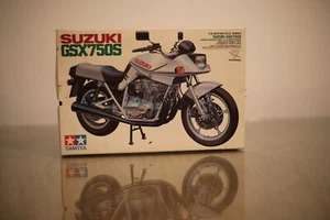 Kit de motocicleta modelo sin construir Suzuki GSX750S Katana (caja dañada) Tamiya 1415 - Imagen 1 de 6