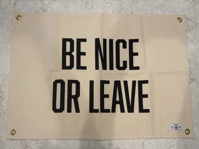 Bandera/Tapiz Urban Outfitters “SÉ AGRADABLE O VETE” 32,5 pulgadas x 23 pulgadas Foto 1 de 2