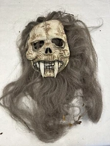 Máscara de látex esqueleto con colmillos, pelo largo gris falso y barba-Halloween - Imagen 1 de 5