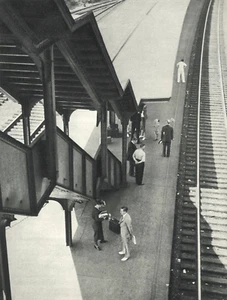 ANDRE KERTESZ por SUBURBAN STATION, grabado vintage 1943 - Imagen 1 de 2