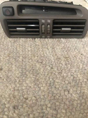 Lexus GS300 2000 botón de ventilación y peligros de CA  Foto 1 de 4