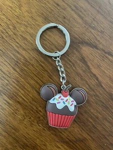Disney Parks Schlüsselanhänger Sweet Treat - Mickey Mouse Ohren Leckerli rot Cupcake Papier - Neu ohne Etikett - Bild 1 von 3