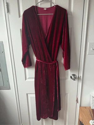 Bata para mujer Calvin Klein mediana roja borgoña longitud midi manga larga mezcla seda Foto 1 de 4