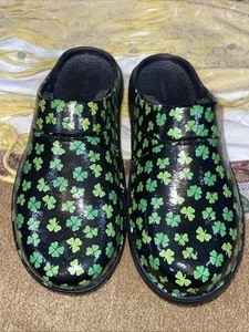 Oofos Unisex Slip On Clogs Shamrock Clover Irish Green Black Women’s 11 Men’s 9 - Picture 1 of 5
