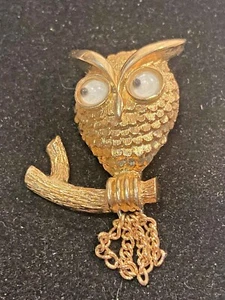 Vtg Avon GOOGLY EYE OWL On Branch w Chain Tassel Gold Tone Metal Pin Brooch - Picture 1 of 5