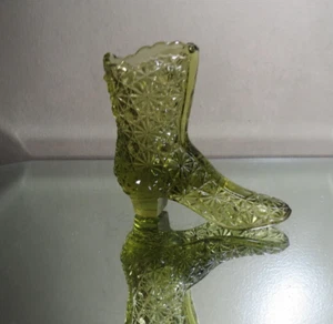 Fenton Colonial Green # 1990 High button shoe Daisy and Button - Picture 1 of 8