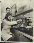1976 Photo de presse chercheurs nourrissent le rat avec de la laitue à la Louisiana State University