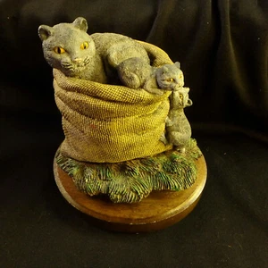 Cat in temporary quarters figurine made of resin - Picture 1 of 2