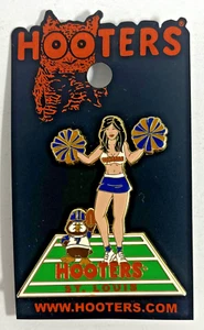 ST. LOUIS - HOOTERS CHEERLEADER RAGAZZA HOOTIE CALCIO CAMPO BLU/ORO SPILLA BAVERO - Foto 1 di 2