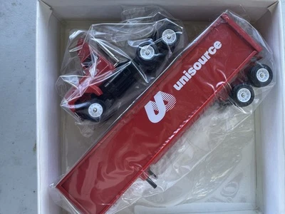 Winross Ford 9000 Tractor Trailer Semi Truck Unisource, Diecast 1/64 - Image 1 of 4